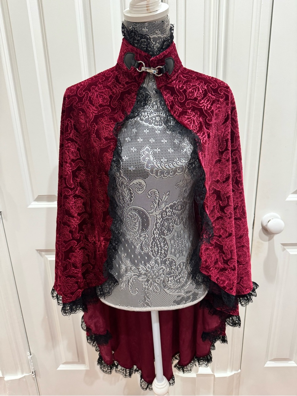 Burgundy Velvet Lace-Trim Capelet
One Size Halloween Goth Whimsigoth